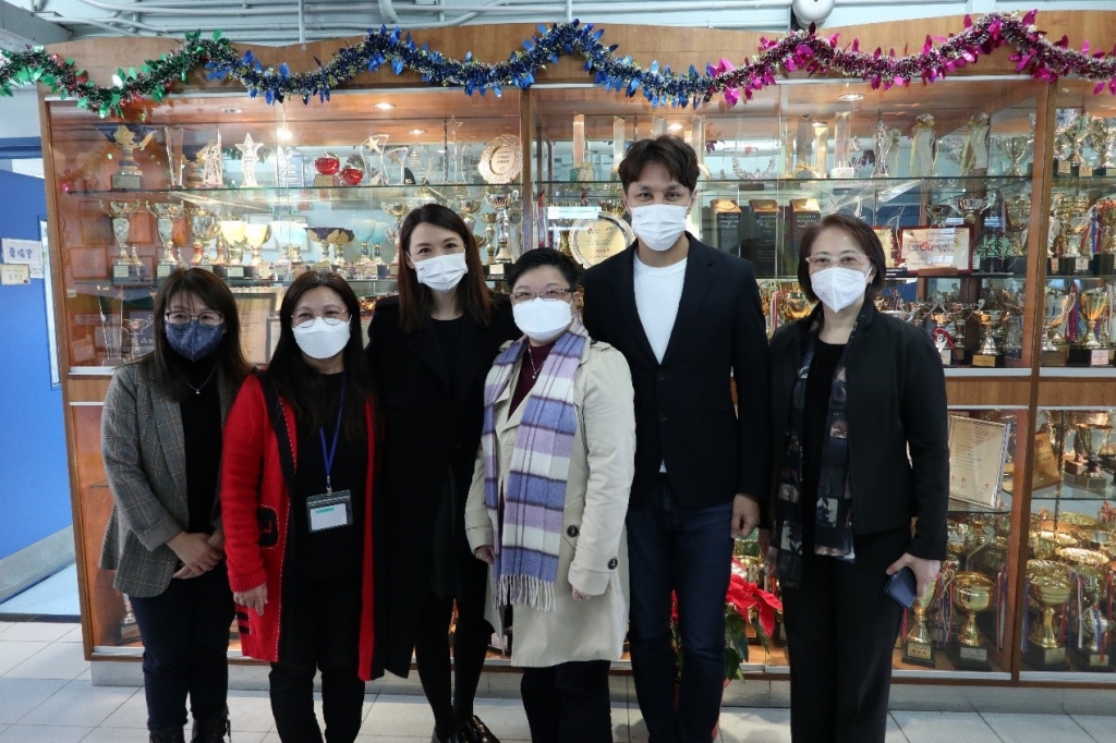嘉賓陳國強先生及陳煒女士參觀學校